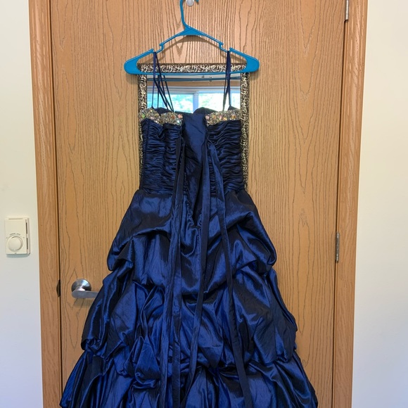 Christopher Henry for Joli Ballgown - Picture 7 of 12